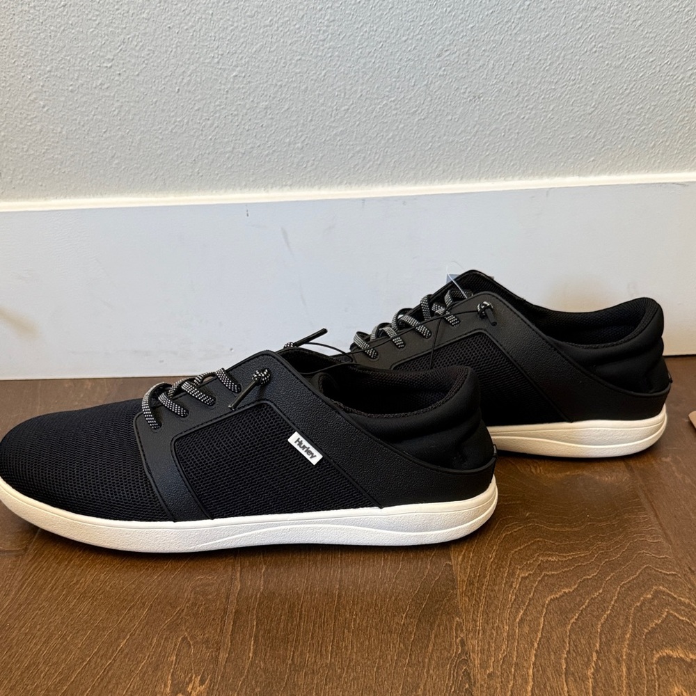 Hurley Men's Black and White Sneakers
